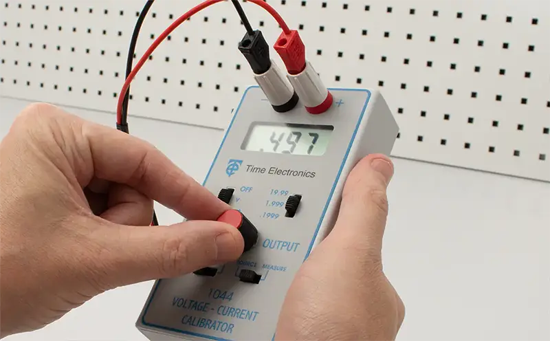 1044 Portable Voltage and Current Calibrator