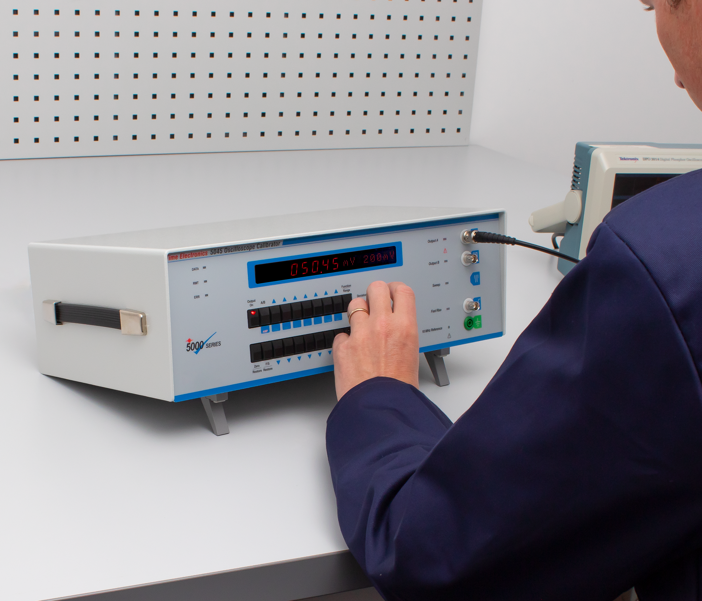 5045 Oscilloscope Calibrator | Time Electronics