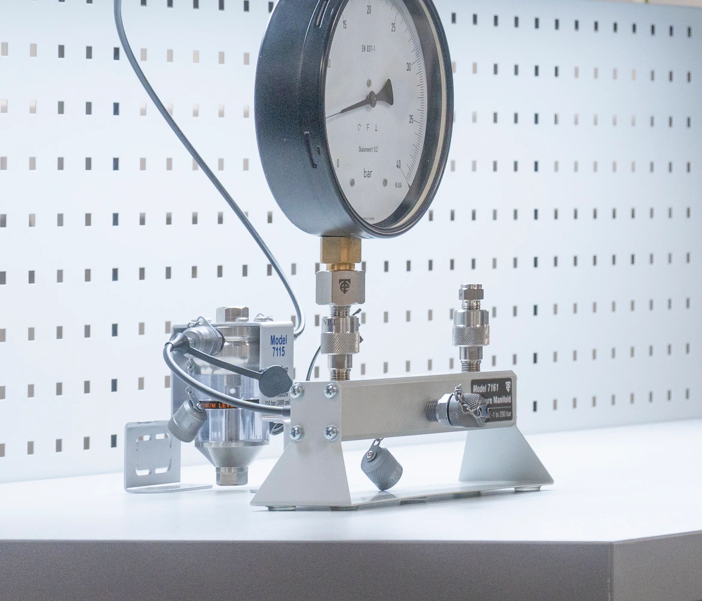 7161 Dual Port Pneumatic Manifold Time Electronics